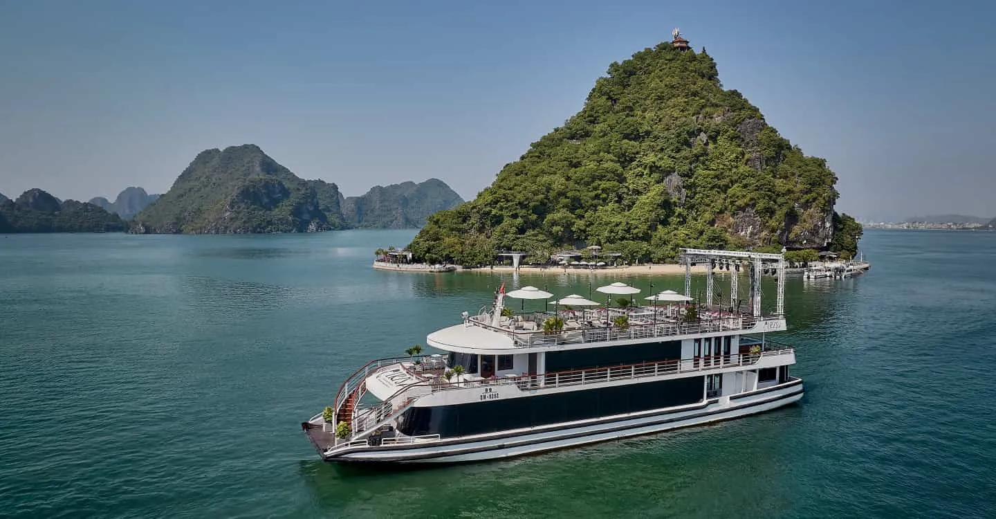 Du thuyền Iris bên đảo đá Vịnh Hạ Long