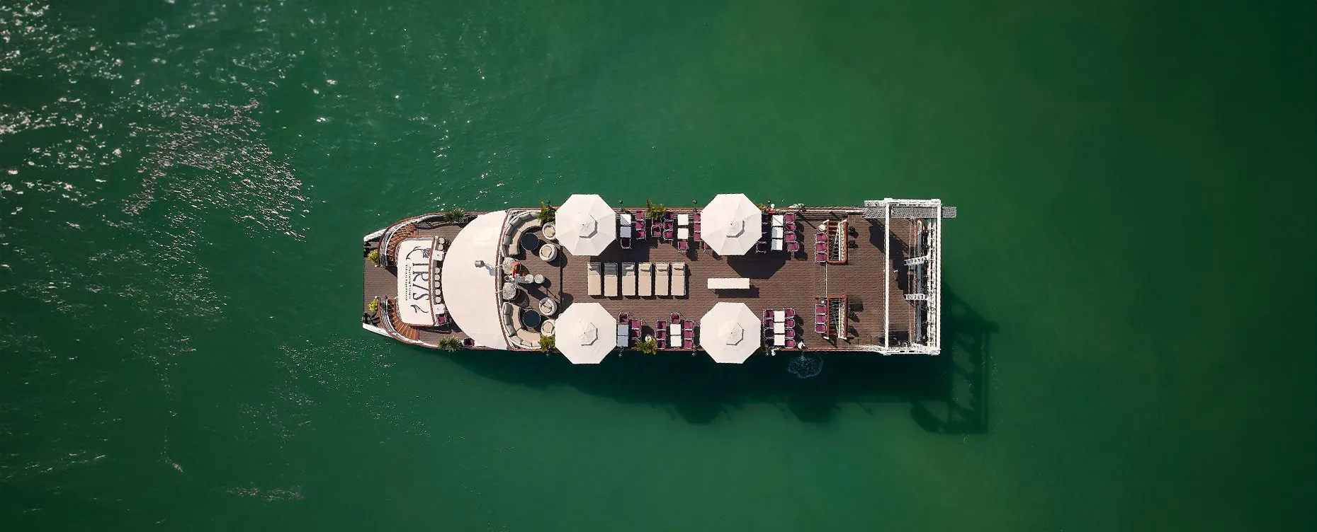 Iris Cruise giữa Vịnh Hạ Long — Day Cruise