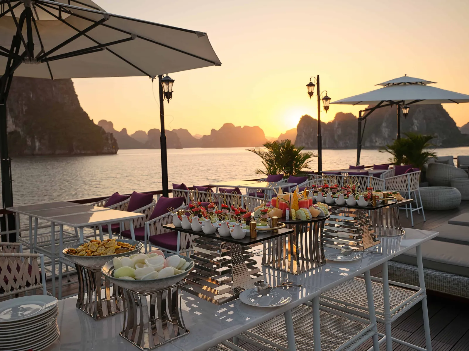 Tiệc buffet trên boong lúc hoàng hôn